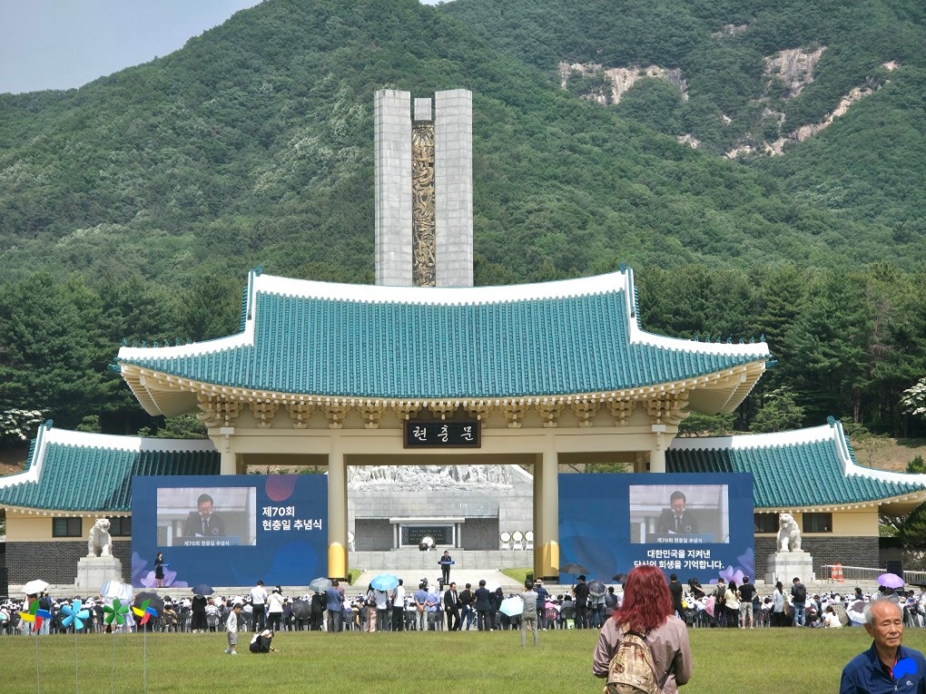 대전에 살면서 현충원을 세 번째 찾았다. 현충일날 온 것은 오늘이 처음이다. 오전에 일찍 나와서 많이 밀리진 않았다. 입구를 따라 길게 늘어선 차량 행렬 속에서 멀리 무료 시식 코너 행사장이 눈에 들어왔다. 멀리 차를 세우고 어느 절에서 많은 분들이 나와 봉사를 하셨는데 주먹밥, 국수, 아이스크림, 떡볶이를 베풀어주셨다. 맛있게 먹고 독립유공자 묘역을 참배하고 왔다.