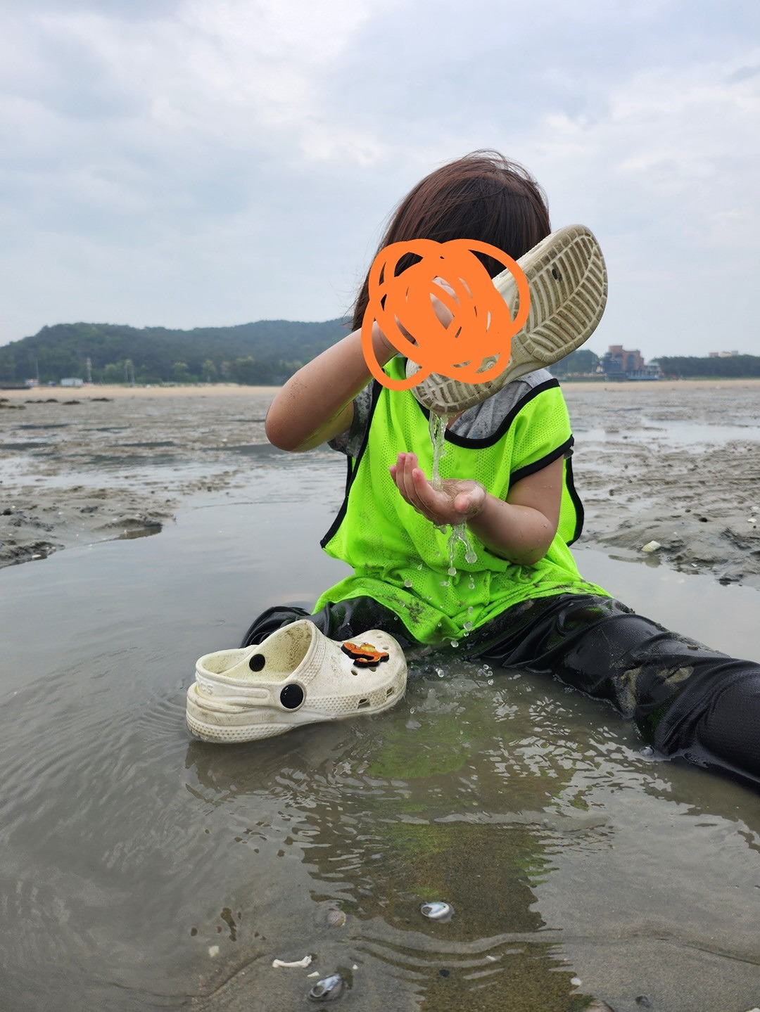 긴 연휴 다들 잘 보내셨나요? 
연휴내내 애들 놀아주느라 힘들었네요 

날 흐릴때 마시안해변 갯벌 체험 갔는데 재밌더라구요 ㅎㅎㅎㅎ 새끼조개를 풀어놔서 잡는데 어렵지는 않았어요 

이용료 사진 같이 첨부합니다 홈페이지에서 물때시간 확인해가세요 ~~
갯벌체험 하면 주차료는 무료에요  

http://www.masian.co.kr/bbs/board.php?bo_table=b0202&wr_id=110