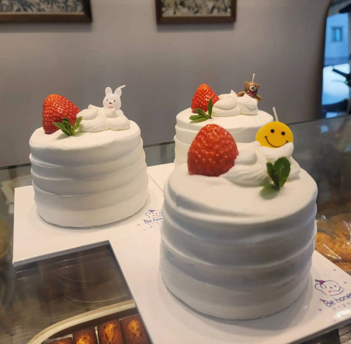 🍰 [귀엽고 톡톡 튀는 스타일]
✨케이크 만들고 인생샷도 건지자🍓🧁

6/21 (토) 오후, 방배역 근처에서 미니케이크 만드는 쿠킹클래스 같이 갈 분 구해요!

4명 모이면 인당 20,000원인데 
지금 딱 1명 부족해요🥲

✔️ 케이크 직접 만들고 가져가는 클래스
✔️ 카페 느낌 스튜디오라 사진도 예쁘게 찍어드려요📷
✔️ 저 포함 3명 다 20대 여성분! 같이 편하게 가요~

혼자 신청하셔도 전혀 어색하지 않아요🙆‍♀️

디저트 좋아하시고 가볍게 힐링 원하��시는 분이면 찰떡입니다💖


궁금한 점 있으면 편하게 채팅 주세요!