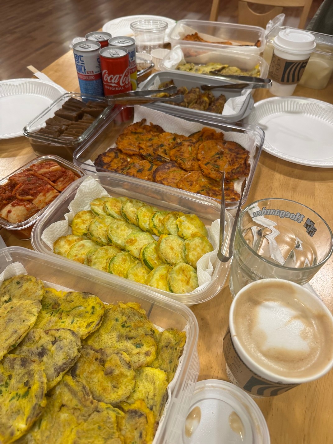🖤 탱고 수업 후, 소소하지만 진심 가득한 전 파티

매주 일요일 5시, 음악에 몸을 맡기고 서로의 리듬에 귀 기울이는 시간이 있어요.
서툰 발걸음도, 조심스런 회전도
함께 웃으며 맞춰가는 그 순간이
우리에겐 작은 기적 같은 일이죠.

그리고 그날은,
수업이 끝난 후
정성껏 부쳐낸 전과 따뜻한 음료,
조심스레 담긴 김치 한 조각과
도란도란 웃음소리가 함께였어요.

특별한 날이 아니었지만
그 순간은 너무도 특별했어요.
정성은 전으로, 마음은 온기로
조용히 식탁 위에 피어났죠.

이런 소소한 이벤트,
이런 따뜻한 일요일 오후에
당신도 함께하고 싶지 않으세요?

📍 매주 일요일 오후 5시,화요일7시40분 
📞 수업문의 : ***-***-******

춤추고, 나누고, 웃는
그 시간 속으로 당신을 초대합니다.