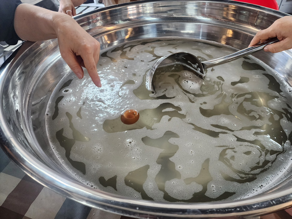 오늘은 자격증반 교육생들과 함께 장담그기 실습을 했습니다~ 
날이 더워서 된장이 잘 만들어질까 걱정하시는 분들이 많지만 옛 조상들은 6월에도 된장을 담아왔다는 사실!

전통발효장류 강사/제조사 자격증반을 모집중입니다~
전통 장에 관심이 많으신분들! , 강단에 서서 고유 문화를 널리 알리고 싶으신 분들에게 추천드립니다!