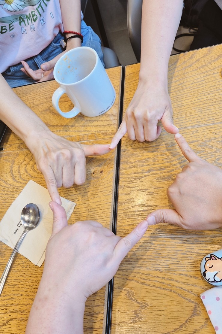 오늘도 수어를 열정적으로 배우셨어요 ㅎㅎ
단어의 의미와 가사를 부지런히 외우시는
멋진 학생들이셨어요~! 👍🏻👍🏻

그들의 입장도 생각해보고
건강도 생각해보고, 삶의 감사까지
아주 의미있는 시간이었습니다!! 😍

담주에도 함께해요~~ 🤗