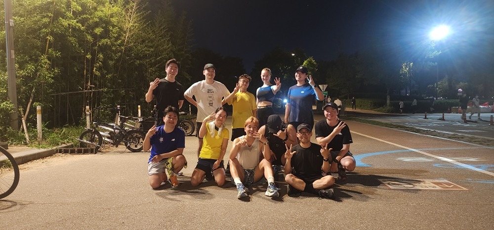2024년의 러닝 붐이 급격하게 사그러들고 있습니다~
워낙 유행이 빠른 우리 나라이기도 하고 올해 상반기 경기가 최악이라 다들 더 바쁘시고 여유도 없는 게 아닐까.. 라는 추측정도 해 보고 있어요. 실제 오랜만에 보는 친구들과 얘기하면 그런 얘기들 많이 하더라구요.
자연스러운 흐름이기에 어쩔 순 없지만, 평생 스포츠로 이만한 게 없다고 생각하는 바, 많은 사람들 혹은 초보들의 참여를 독려하고자 작은 노력들을 하곤 있는데 저 역시 시간제한이 있다보니 많은 분들의 의견을 듣진 못하고 있어서 투표를 한번.. ^^

A. 본인이 원하는 시간대
B. 최근 참여가 힘든 이유
(복수 투표 가능합니다~)

+ 이번주중으로 대대적인 인원정리를 한 번 하려고 합니다~
(현재 우리 크루 적정 인원수는 두자리수가 아닐까.. ㅠㅜ)
러닝 일정 참여도 그렇고, 요런 투표도 그렇고.. 참여의사없이 눈팅만 하시는 분들은 먼저 "모임에서 나가기"를.. ^^