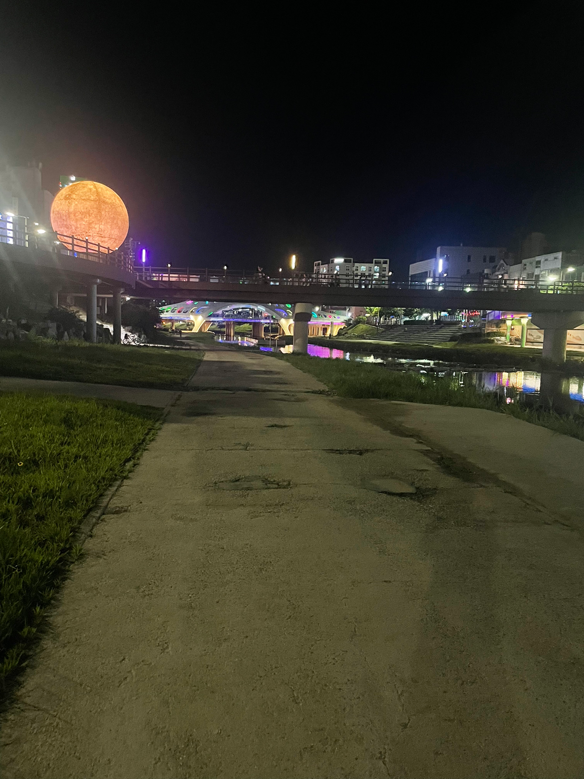 새해 다짐을 반도 이루지 못했는데~~벌써 7월  운동이라도 쉬지 말고 하자~~오늘도 덥지만 흘릴수 있는 땀이 나를 시원하게 해준다~~오직 행복