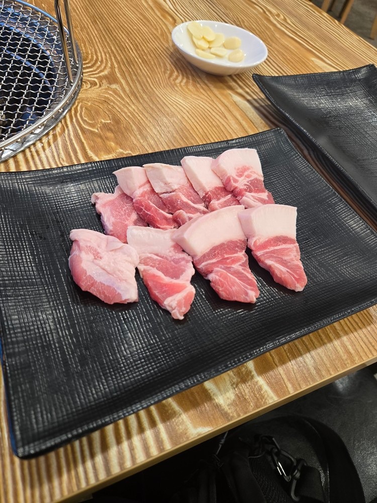 빠지갔다 오는길에 맛난고깃집있어 한잔하러 들음