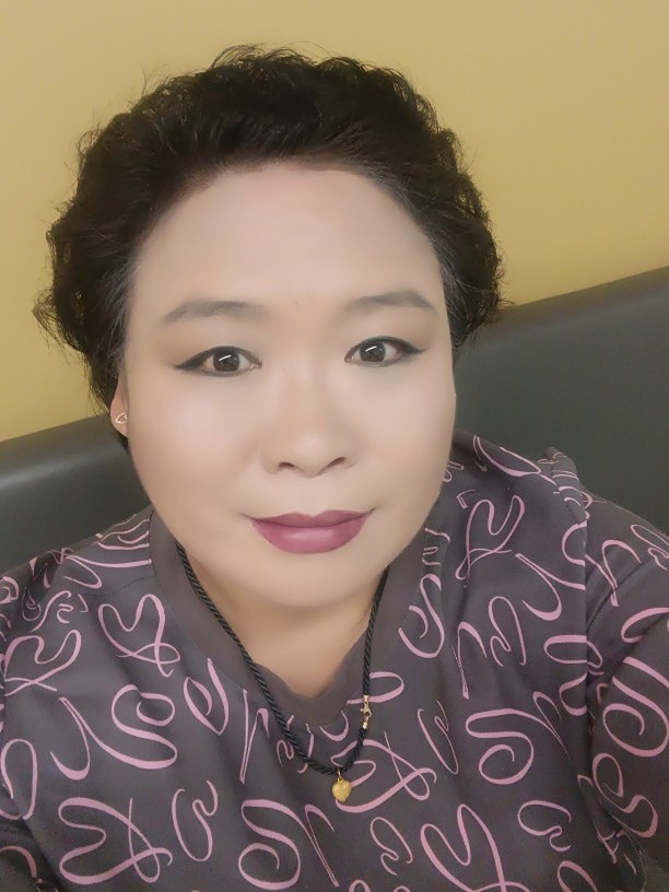 책을 아주 좋아 하는데 한동안
책을 ��못 읽었네요.
교회에서 성경읽기가 있어서
성경전서를 읽고 있어요.
아가서를 돟아하고 시편말씀으로
살아요.
주여! 내가 무엇을 바라리이까
나의 소망은 주께 있나이다.
편식하지 않고 책을 읽으려 했는데
성경안에 모든것이 있어서 다른
책은 잘 안 읽어지지만. 자기계발서
시집. 좋아해요.
제가. 예전에 읽은책중에서
백지현님의 뜨거운 침묵
혜민스님의  비로서 멈추면 보이는
것들을 일고서는 많이 깨달았어요.
책과친해지고 싶어요.  예전처럼.