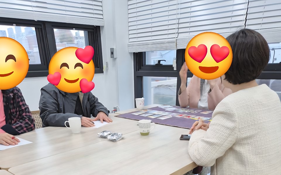 소규모 타로 강좌
얼굴은 비공개지만~
3명이상만 모여도 상담. 수업해요