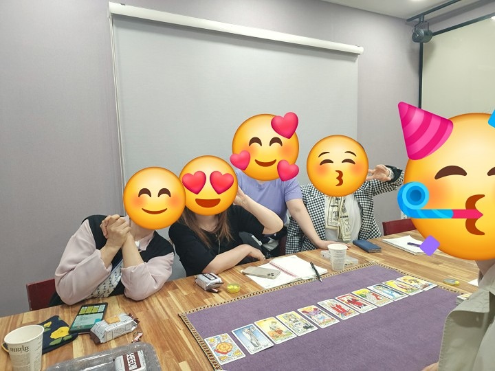 처음 만나도 타로를 통해 금방 친구가 되고
언니가 되고 동생이 되요
고민도 나누고 배우는 과정통해 즐거움도 더하는~ 시간💖