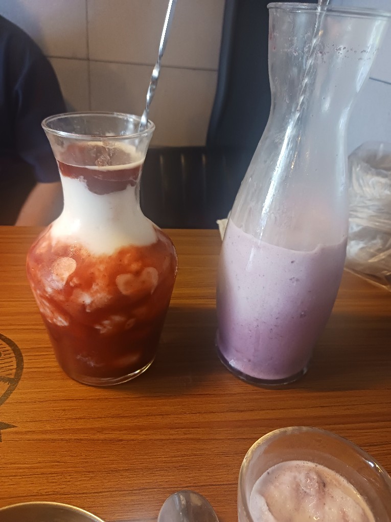 쉐이크막걸리가 급궁금해서 멀리까지 먹엇네요
블루베리랑 딸기막걸리 2리터를. 혼자다먹엇네요
안주도 맛나고 빠삭한게 입맛에 똭
네이버후기 올리니 떡꼬치써비스랑
토마토 과일써비스까지 
너무 잘먹고 왓네요
