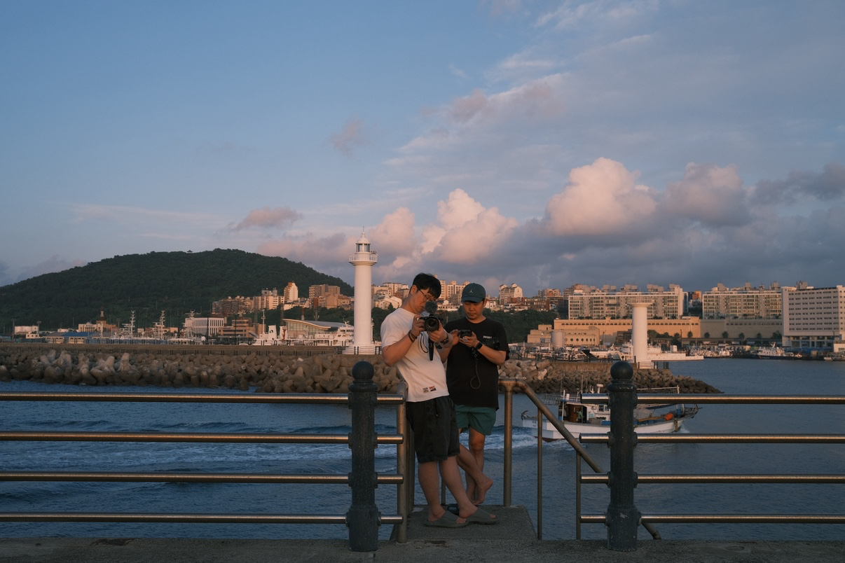 노을벙 후기 사진이에요 .
비행기를 사물안에 담아보려는 회원님들 
구도 탐구가 사랑합니다. 

혼자도 좋지만 노을을 같이 볼 수있다는건 그것도 행복이라 생각합니다 .