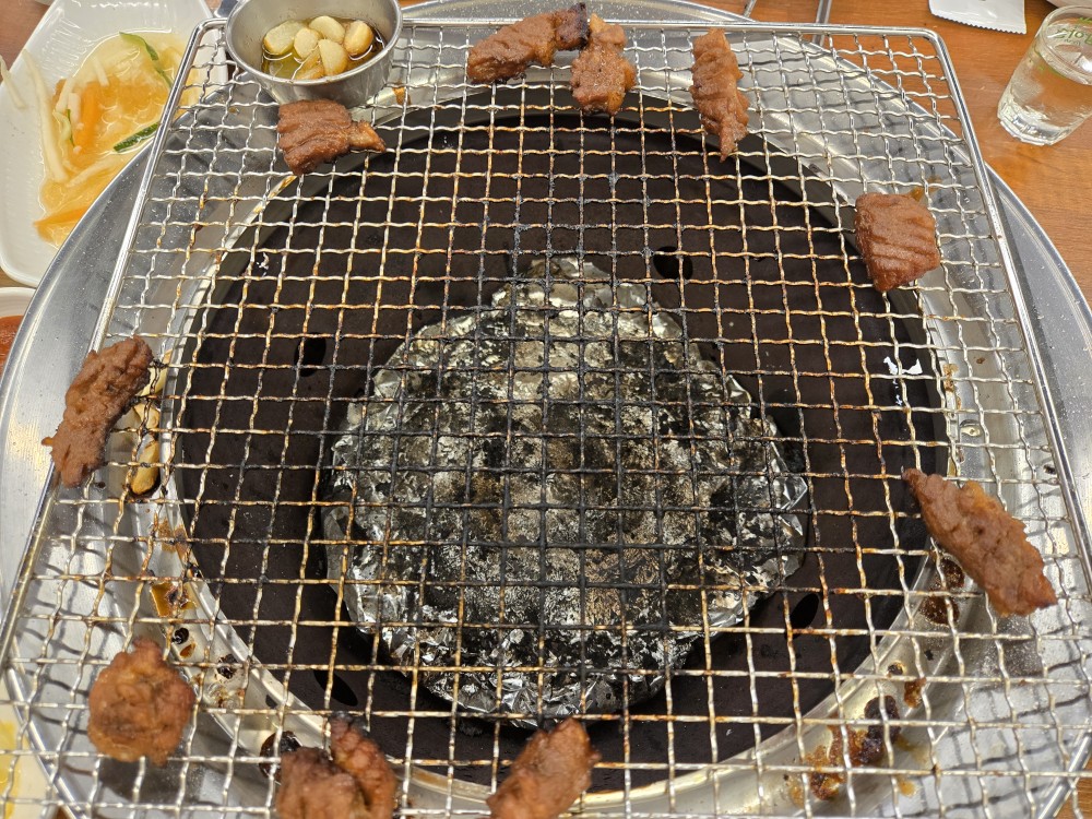 2025년 7월 14일 장소는 서서갈비~~
참석인원 : 5명.=> 야인방장님. 미식가님.해리. 명옥님. 수�선화님.
즐거운 자리에 좋은분들과 함께해서 너무 돟았어요^^
맛난 꼬기 다~먹고 찍은 사진~~ ㅋㅋ
다음에 만나면 좀더 행복하고 좋은시간 함께 보내요~~^^   사랑합니다.축복합니다. 감사합니다 ~~^^