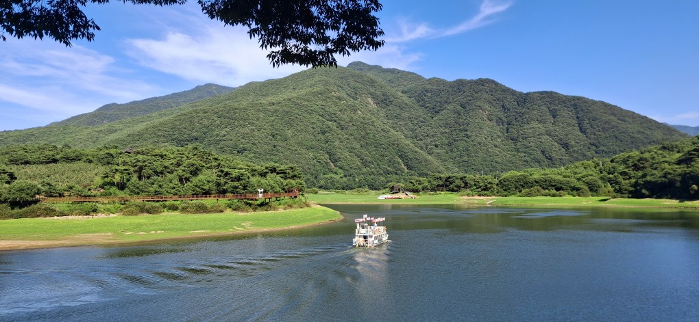 아무도 없는 호수를 바라보며 혼자 걷는 트레킹요