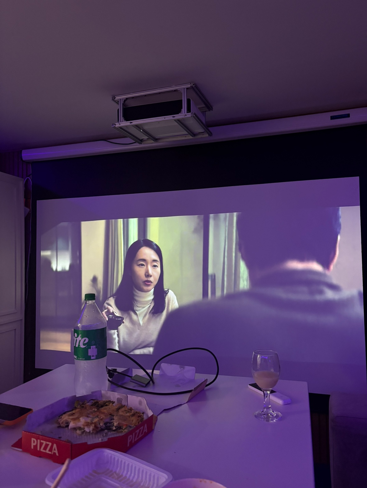 언주역과 신논현역 사이에
위치한 루프탑 파티룸에서 함께 영화도 보고 음악 감상도 하며 맛있는 것도 먹어요 :)