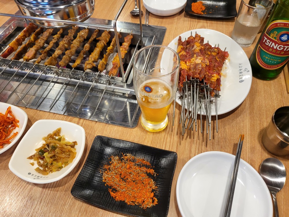 무더운 여름 보양식으로 양꼬치 같이 먹어요.

양꼬치에는 칭타오~ 🍺