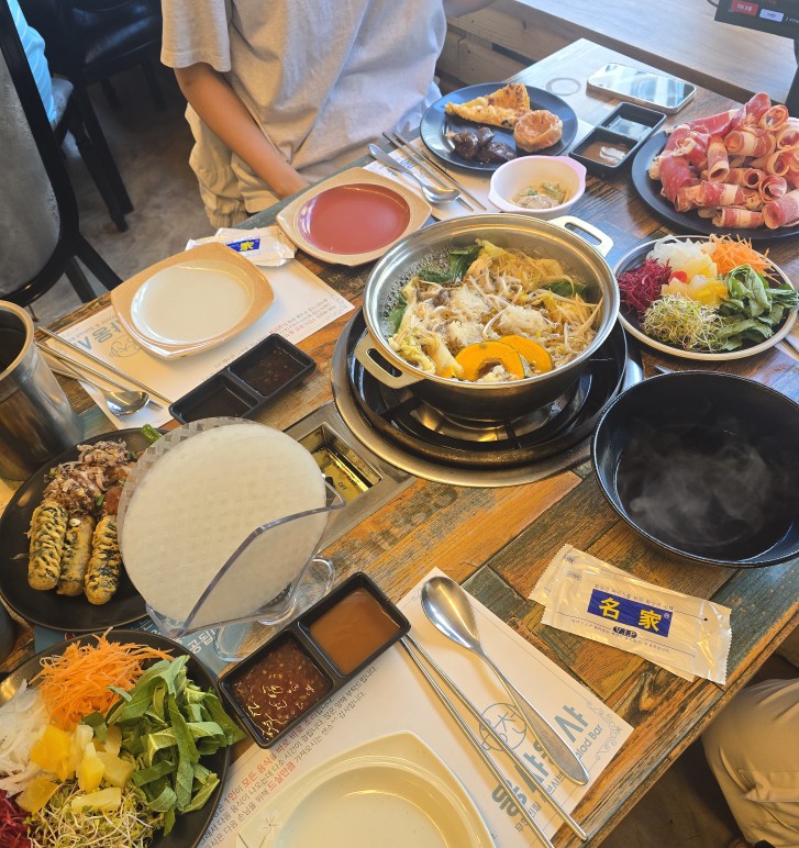 살인적인 더위에  국밥 포기 샤브샤브로 간당