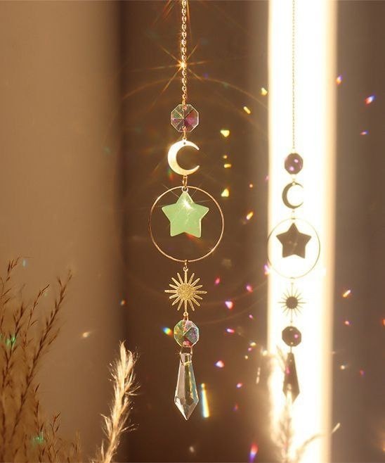 ✨ 반짝이는 햇살을 담아가세요! 썬캐쳐 만들기 소모임 ✨

💛썬캐쳐(Suncatcher)는 햇빛을 모아 아름다운 빛의 조각들을 만들어내는 장식품으로 주로 크리스탈, 유리, 비즈, 자개 등의 반짝이는 재료들을 조합하여 만들어요. :-)

💛창가나 빛이 잘 드는 곳에 걸어두어 햇빛을 받을 때 다양한 색깔의 무지개나 빛의 반사를 만들어냅니다.

💛드림캐쳐와의 차이점:
자주 혼동되기도 하는 '드림캐쳐'는 악몽을 걸러주고 좋은 꿈만 꾸게 해준다는 의미를 가진 아메리카 원주민 전통 주술품으로, 주로 깃털과 그물 형태를 띠며 밤에 침대 머리맡에 걸어둡니다. 반면 썬캐쳐는 햇빛을 활용하여 좋은 기운을 가져다주는 역할을 하며 주로 창가에 걸어둡니다.

이번에 만든 썬캐쳐가 방안을 화사하게 만들어주고 행복까지 선물해 주었으면 좋겠습니당🌟