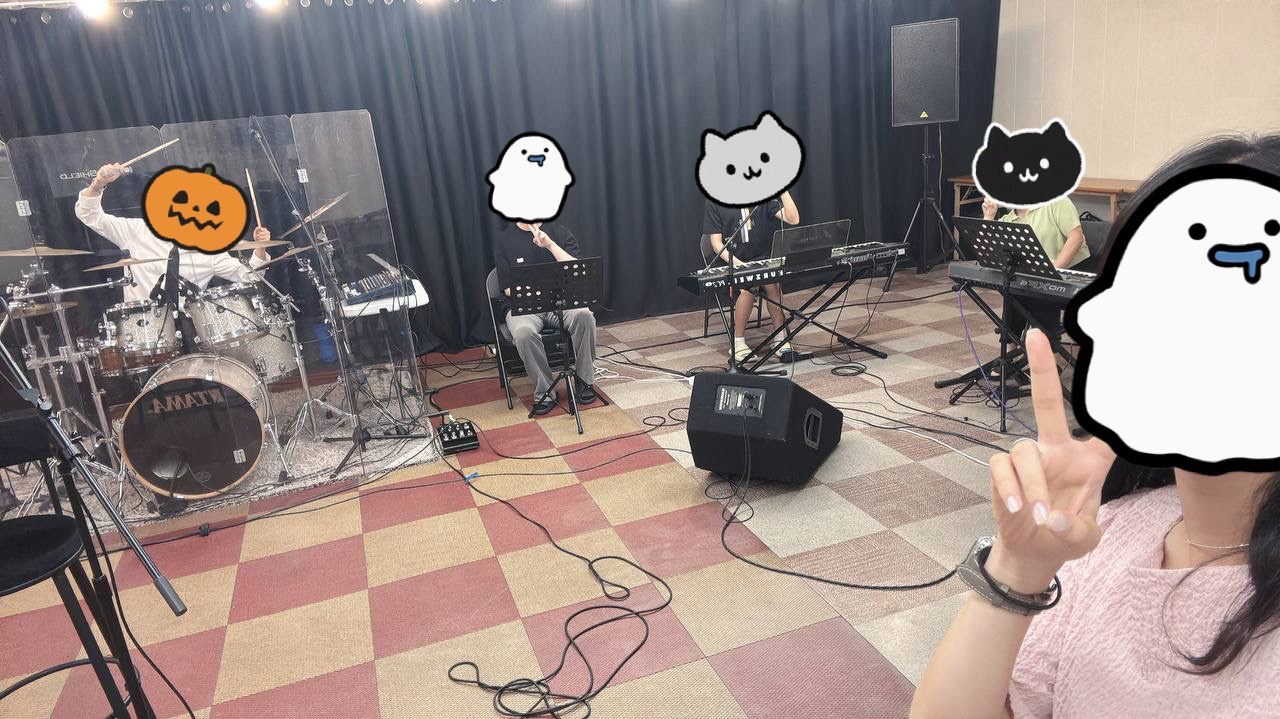 첫 모임 진행했습니다!
다들 실력자들이 오셔서 가르칠게 없는 멤버였네요 ㅎㅎ
이 날은 서로 대화하며 알아가고 
돌아가면서 노래부르고 즐기는 날이었어요🙂

함께하고싶은 분들은 적극 신청해주세요🙌🏻