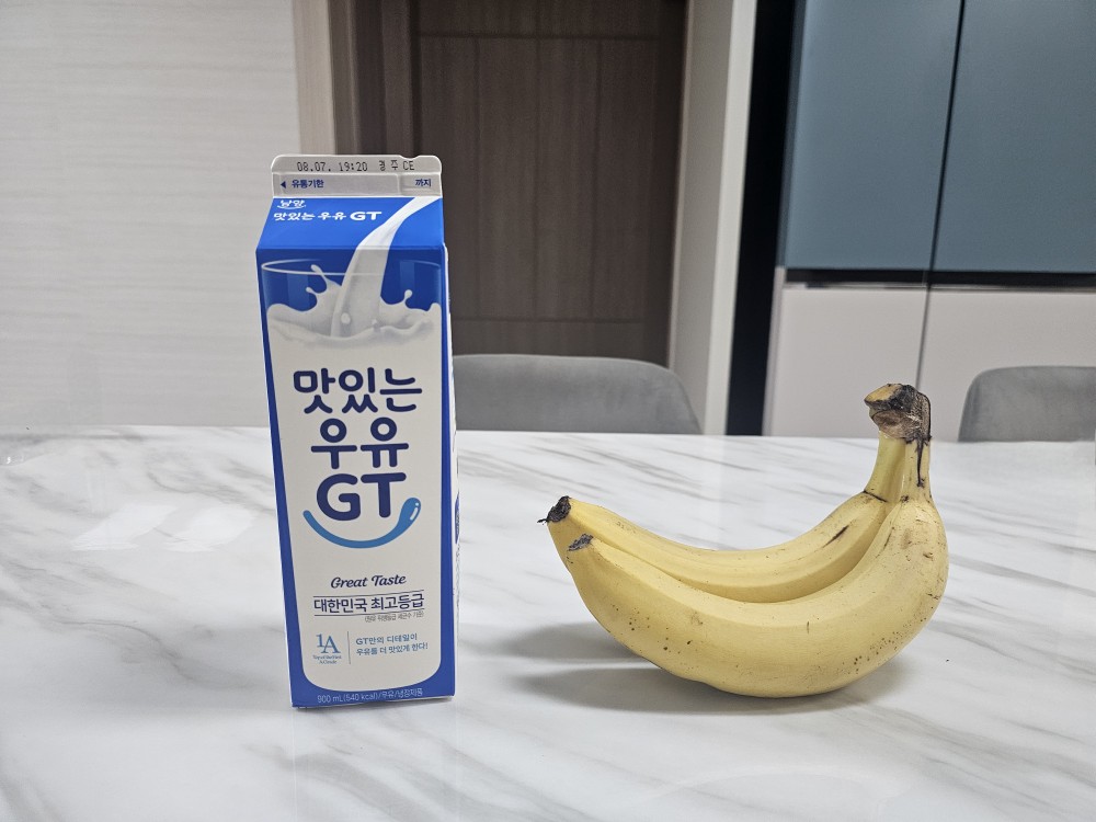 세차 하고와서 저녁 대신.. 

우유 🥛 한잔과 바나나 🍌 2개