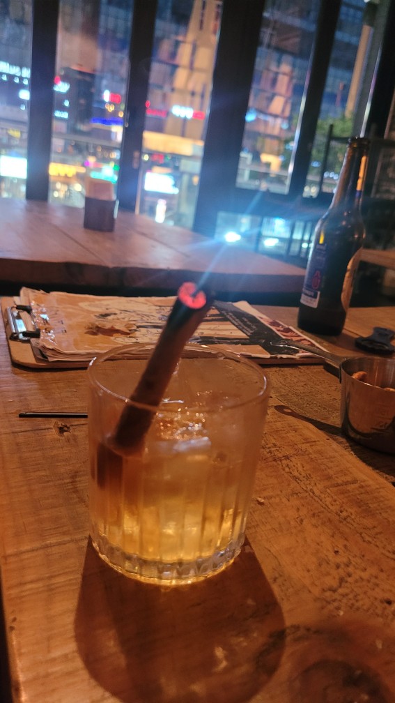 고생고생해 오신 멋진님도 감사하고
 1차를 거~~ 하게 대접한 스런님도 고맙구. 2차는 분위기 좋은 바에서 의 경험도  행복한 룽다였다~~♡