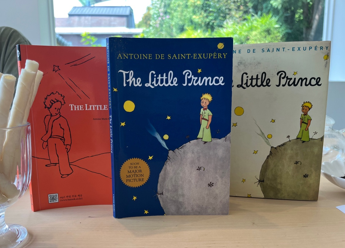 <📢7월 완독미팅_The Little Prince📕>


작가이야기/ 작품이야기 잘 나눴고요-
몇년 후에 또 읽어봅시다! 
오랜시간동안 전세계에서 사랑받는 작품에는 
다 이유가 있겠죠?
질문하게하고 새롭게 해석하게하는 작품인것 같습니다.
익숙하게 보고 들었던 해석에서 벗어나 
반기도 들어보는 시간 가졌고요. ^^

영상으로 후기 만들어 볼게용~
(언제가 될지 모르겠지만^^;)

부천팀 멤버분들도 시흥팀도서 
함께 �리딩하실수 있고 미팅 참여도 가능하십니다

그럼, 우리 미팅에서 만나요~

시흥팀미팅: 시흥 능곡역 근처
부천팀미팅: 부천 시청역 근처