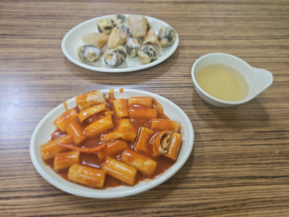 연산동에서 자동차 🚗 종합검사받으면서..

떡볶이 , 김밥 튀김 , 만두 튀김

아점 해결