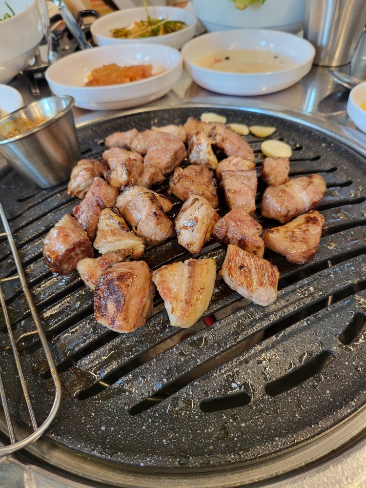 더운 날 건강식.

목살 & 삼겹살.

목상동에 연탄에 굽는 집이 있었네요.

맬젓도 나오고 제주도 생각남.