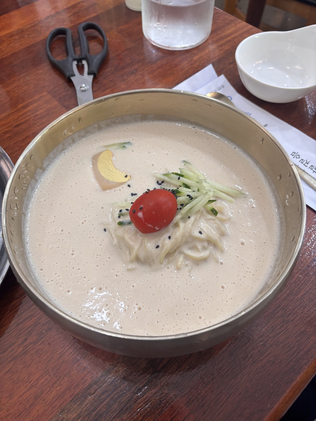 덕양에 있는 여수냉면~~
현지인이 �줄서서 먹는 맛집입니다. 
고소한 콩국수, 갓물김치가 들어간 냉면도 맛있어요. 양도 넉넉한 편이고요.(냉면 사진은 곱배기)