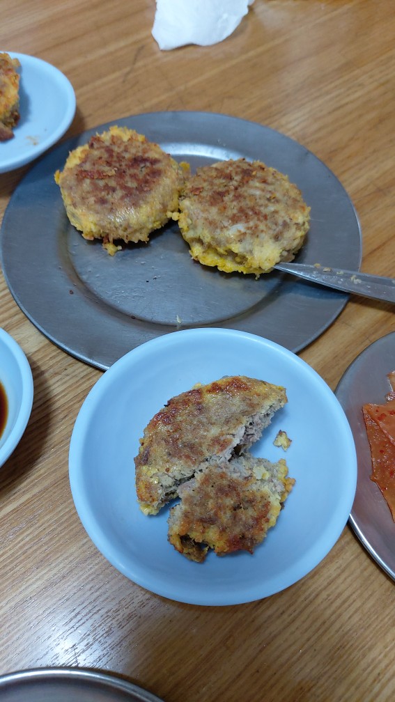 용문사 가기전 옥천냉면집에서
냉면과 완자~~ ㅋ
간만에 먹으니 맛있네요~🤪