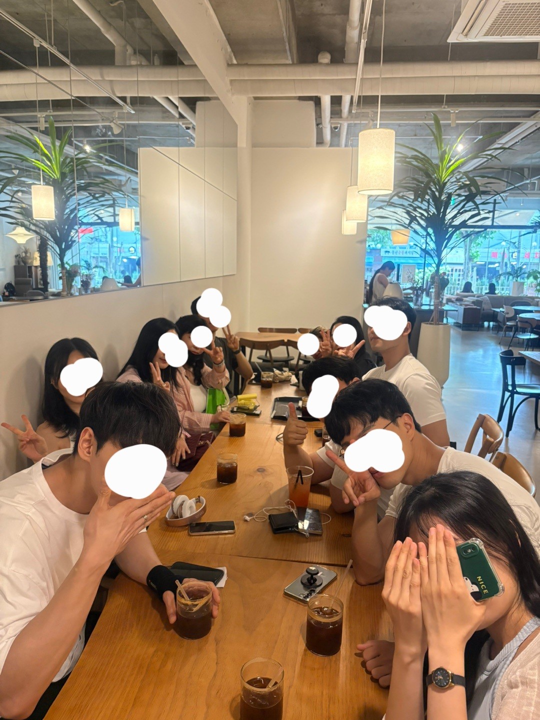 🏖 여름 몸 같이 만들 사람 🏖
— 관리 잘하는 운동 친구 만들고 싶은 분들 대환영—

여름은 금방 지나가요.
혼자 운동하다 흐지부지 끝내지 말고,
같이 자극 주고받으면서 몸도, 매력도 만들어봅시다.

🍉 우리 모임은

술 안 마셔요

나이 안 물어요

반말로 금방 친해져요

운동도 하고, 여가·취미도 같이 즐겨요


💪 참여 방법

주 2회 이상 운동이나 식단 인증
(사정 있으면 미리 말만 해주세요)

서로 응원하면서 꾸준히 할 마음


✨ 이런 분 딱이에요

여름에 반팔핏, 수영복핏 준비 중

건강과 외모 둘 다 챙기는 분

술자리보다 액티브한 시간이 좋은 분

에너지 넘치는 사람들과 어울리고 싶은 분


🔥 이번 여름, 같이 운동하면서
더 멋지고 예쁜 우리로 만들어봐요.