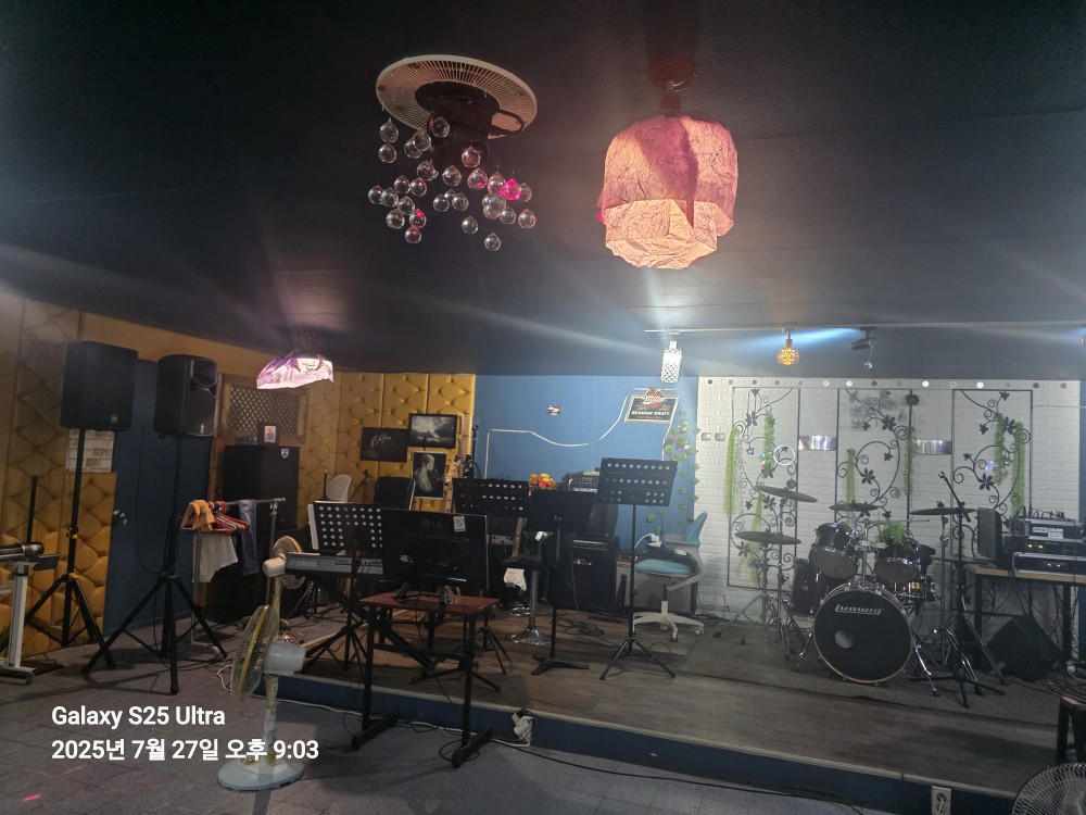 계양구에서 활동하는 '꽁지밴드'에서 함께 버스킹과 공연을 만들어갈 멤버를 모집합니다! 🎤🎸🥁

저희는 음악을 사랑하고, 무대 위에서 열정을 불태우는 것을 즐기는 사람들이 모여 만든 밴드입니다. 음악에 대한 열정과 함께 성장하고자 하는 마음만 있다면 누구든 환영합니다. 매주 일요일 오후, 연습실에서 함께 합주하며 실력을 키워나가고, 정기적인 버스킹과 공연을 통해 실전 경험도 쌓을 수 있습니다. 

계양구 효성동에 위치한 50평 규모의 넓은 연습실에서 자유롭게 음악을 즐겨보세요! 밴드 활동을 통해 새로운 친구도 사귀고, 잊지 못할 추억도 만들어갈 수 있을 거예요. 지금 바로 꽁지밴드에 합류하세요! ✨
모임운영이 처음이라 글을 제때 못볼수 있습니다
기다림의 여유를 주세요^^~~♡♡♡