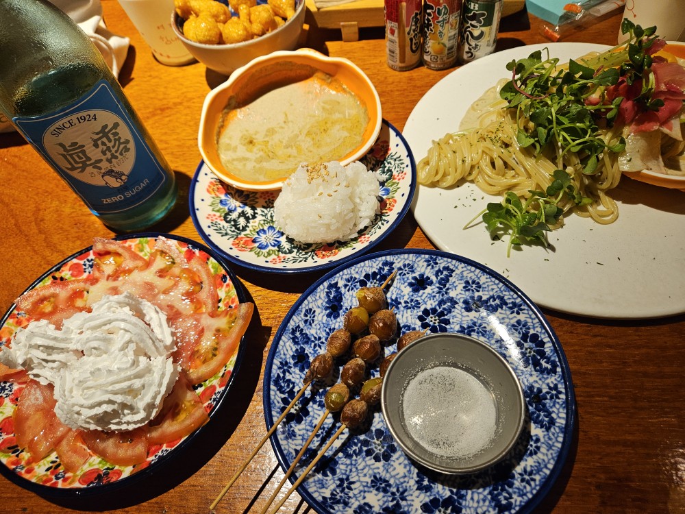 술집 [몽] 
자칭 vip달골손님으로써 요런 분위기좋은 맛집 좋아합니다!!
편하지만 서로 예의 갖추면서 활동하실분들 어서들와요!!
(술모임은 그 자리에서 더치 합니다. 쏘는건 자유!! 하지만 절대 강요는 하지않아요!!!)

■ 현재 85~04 년생분들 가입 가능합니다!! 연령대는 조금 수정될 수 있어요! (02 > 04 까지 확대)

■ 술 모임, 반려동물 산책, 두류공원 러닝런닝, 카페(수다), 운동(헬스장 친구) 등 동네 친구만드는 목적으로 방 개설했습니다!!

■ 술모임을 갖자는 의미로 만든 방 아닙니다!! 술을 좋아하고 친해지기 편한 방향이 술 모임이라고 개인적으로 생각할뿐!!!
술 모임방이여서 가입하기 꺼려하지 않으셨음 합니다!!
술 모임은 누구든 언제든지 편하게 진행해도 됩니다
( 외로울때, 그냥 한 잔하고 싶을때 등!!!)

■ 처음 만드는 모임방이여서 꾸며진게 없이, 서툴다보니 모임 활동이 아직 저조하네요ㅠㅠ 소인원이지만 활동 범위 넓혀서 인원 늘려보겠슴다!

■ 모임 참석은 자유입니다. 참여하지 않는다고 비판하지 않아요!! 나오고 싶을때  나오셔요!!
ㅡㅡㅡㅡㅡㅡㅡㅡㅡㅡㅡㅡㅡㅡㅡㅡㅡㅡㅡㅡㅡㅡㅡ
☆ 해당되는 회원님은 거절합니다!
1. 닉네임변경없 대화참여하시는 회원님!
(닉네임 자유양식, 기간은 하루)
2. 대화 일주일동안 하지 않으시는 회원님!
(서로 일상대화하면서 화목한 분위기 좋아요!!)
3. 욕설, 남비판하는 글 작성하시는 회원님!
4. 반말은 상대방이 불쾌해할시 금지!!