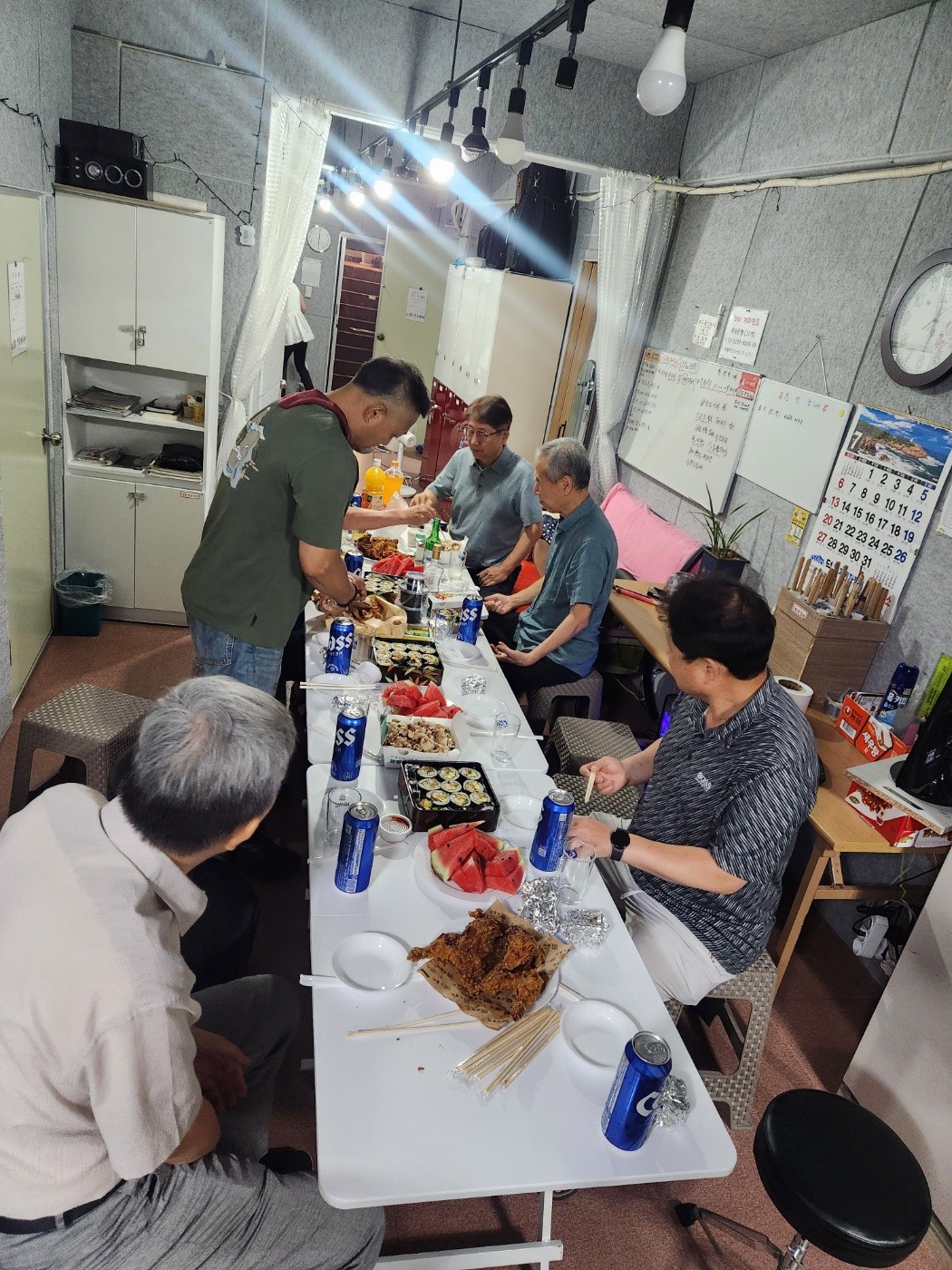 이번 7월 모임 영상이 많은데..다올리지 못한점 죄송합니다..회원분들 의견도있고(초상권)해서..
단톡방한정으로 밖에 게시를 못하네요..
아무튼 즐거운시간..실력있는분들 많아서 좀더발전한 시간��되었습니다..^^
대표로 원장님 영상 올려봅니다^^
아주 행복한 모습이네요^^
