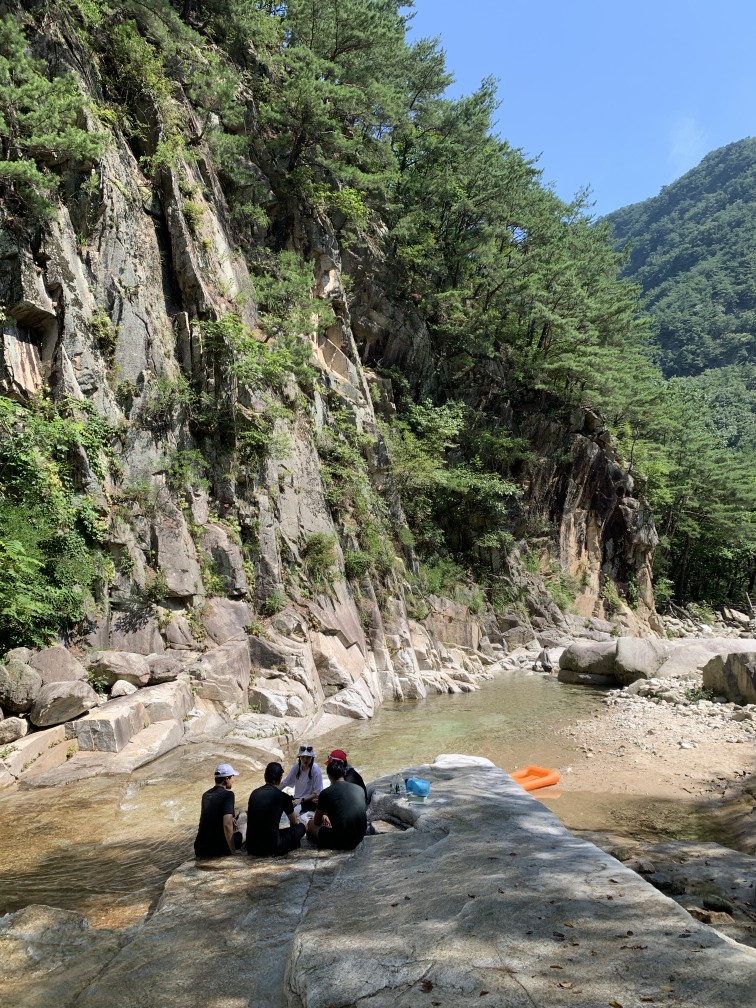 🗻초보도 함께 할 수 있는 등산&러닝 모임

☝️ 85~95 초보 누구나 가능
✌️ 한달에 1회 이상 등산&러닝 참여

🤗 모임에 텃세 없고, 좋은 분들만 계셔요 (걱정x)
🍜 뒷풀이는 하산 주변 맛집, 카페로 하고 있어요
🚙 이동 편의를 위해 카풀을 적극적으로 지원하고 있어요

📢 모임 가입 신청 넣으시고, 채팅 주시면 참여 방법 알려드려요!

🚫 타 모임장, 클럽장, 방장 가입 불가

🗓 8월 일정

8/5 (화) - 서울식물원 저녁 러닝
8/12 (화) - 서울식물원 저녁 러닝
8/16 (토) - 포천 도마치계곡 트레킹
8/19 (화) - 서울식물원 저녁 러닝
8/26 (화) - 서울식물원 저녁 러닝
8/30 (토) - 가평 용추구곡 트레킹