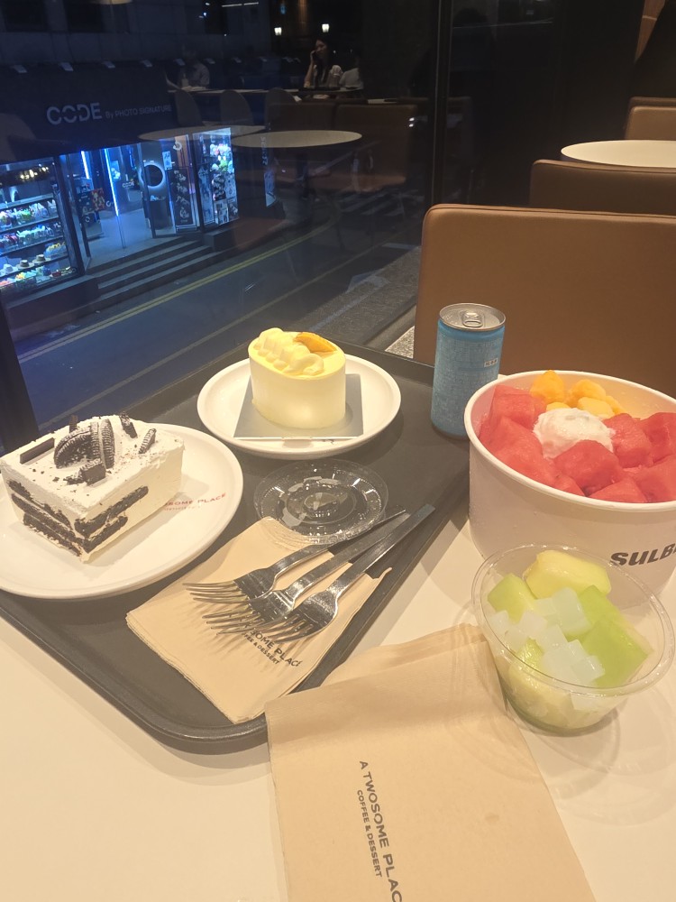1차 사진은 배고파서 없다 ! 우캬캬 
10년만에 당구장  꿀잼 이제 핫도그 먹자!