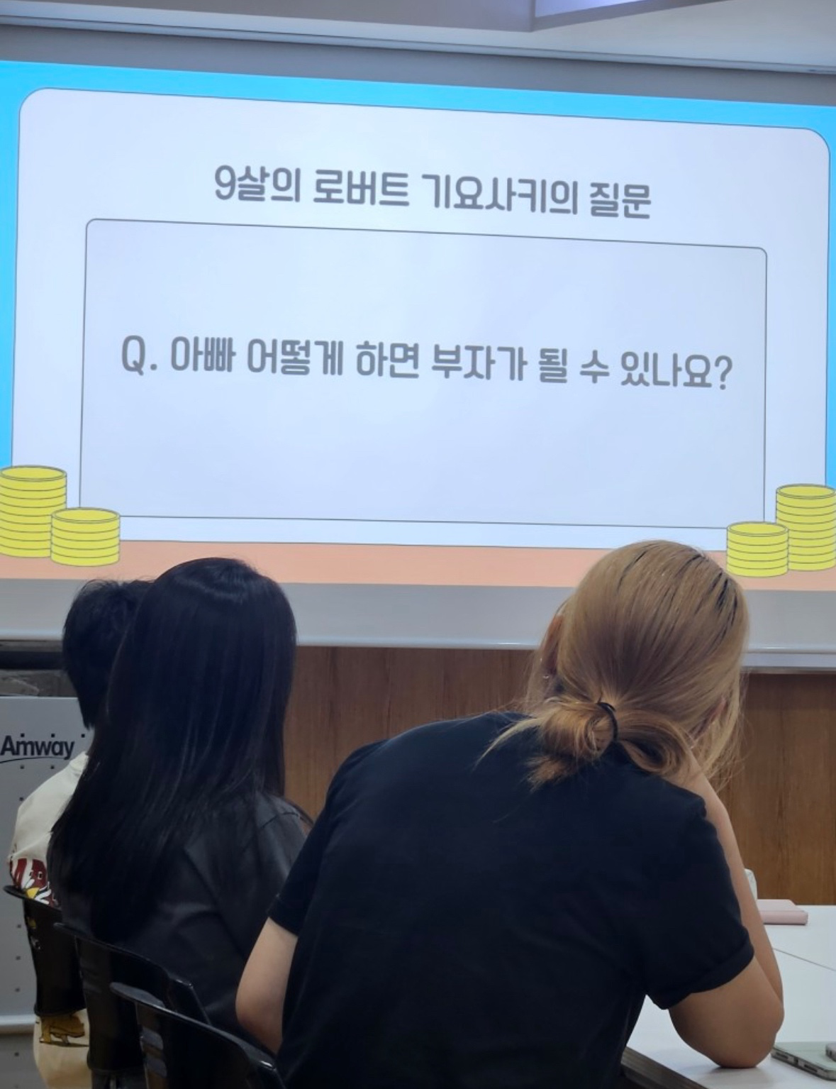 [방학특강] 청소년 캐쉬플로 보드게임 –
 돈의 흐름을 배우는 특별한 경험!
“아이의 경제 감각, 이제는 게임으로 길러주세요!”
이번 청소년 캐쉬플로 게임 시간,
정말 놀라웠습니다.

룰도 바로 이해하고
쥐경기 레이스를 탈출하는 친구들도 있었어요.
아이들의 집중력, 판단력, 그리고 창의적인 선택들이
하나하나 인상 깊었고,
무엇보다 부모님들의 열정이 더 크셨던 시간이에요.

그래서 준비했습니다!
방학을 맞아,
청소년들을 위한 캐쉬플로 보드게임 특강!

《부자 아빠 가난한 아빠》의 철학을 바탕으로
돈의 흐름, 자산과 부채의 개념,
자본주의 사회에서 내가 어떤 선택을 해야 하는지를
게임을 통해 실전처럼 배워보는 시간이에요.

📌 대상:중 1 ~ 고3 청소년 (학부모 동반 or 단독 참여 가능) 
📌 일정: 방학 중 평일 or 주말 (참여자 일정 조율)
📌 장소: (편안한 학습 공간 or 지정 장소) 조정가능
📌 참가비: 공간 실비 또는 간단한 참가비 (문의 시 안내)
📌 정원: 4명 소규모 타임별 선착순!!

부��모님의 참여도 가능하며,
함께 하면 아이와의 대화도 훨씬 깊어집니다.

💬
돈에 대해 제대로 배우고,
자신의 선택을 돌아보는 시간.
이 특별한 기회를 방학에 경험해보세요!

참여 원하시거나 궁금하신 분은
편하게 댓글 또는 채팅 주세요 :)