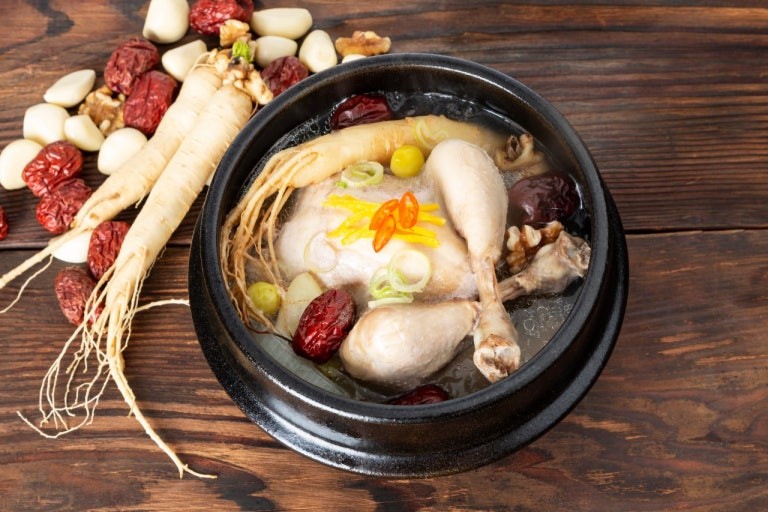 삼복


삼복의 더위 속, 햇살이 가득 찬 나날은 모든 생명이 기지개를 켜는 때이다. 그늘에서 시원한 바람을 느끼며, 여름의 찬란함을 가득 담아가는 순간이 소중하다.