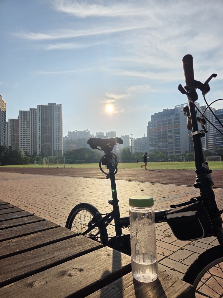 모닝 1시간 달리기 9km 
@고영 (88/남/운서동)고영아 달리기 첼린지 올려야지 런닝화 당근한거 아니지?