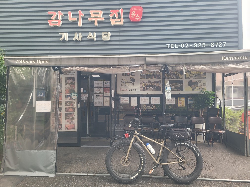 아침 먹으러 홍대 다녀왔습니다 (무한도전 기사식당)
불백 정말 맛있어요!!
그리고 간식으로 숙대입구에가서 
꼬치좀 먹고왔어요(히밥님 오셨다 가셔서 유명한집)
같은 소스라 그런지 따뜻한 떡꼬치 원픽!!