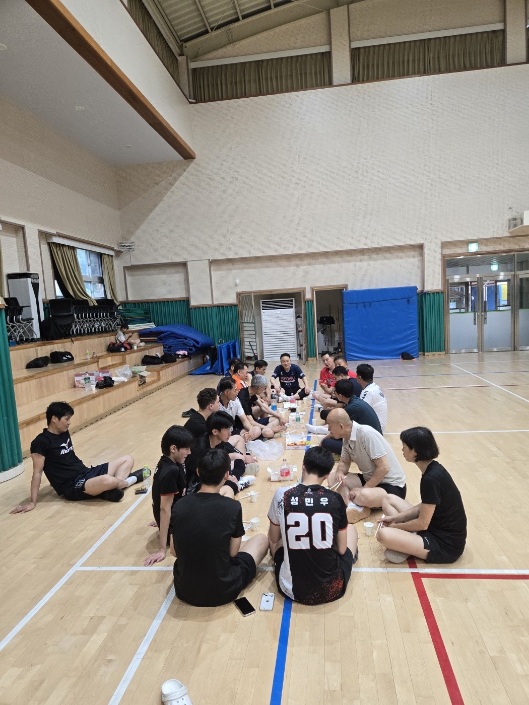 똑 똑~^^

지우개 의 목적이 지우는 것도 있지만 다시 쓸 수 있는 기회이듯~

우리에게 월요일. 오늘은 시작이며 기회, 다시 배구 입니다~^^ㅎ

오후 6시. 체육관에서 시원하게 시작과 마무리 해보시죠~^^ 화이팅~^^