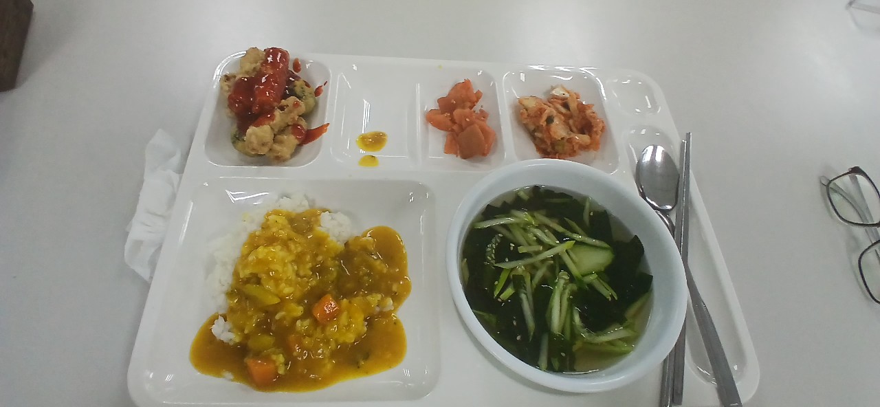 오늘도 점심은 일터에서~^^
카레밥에 탕�슉~~~