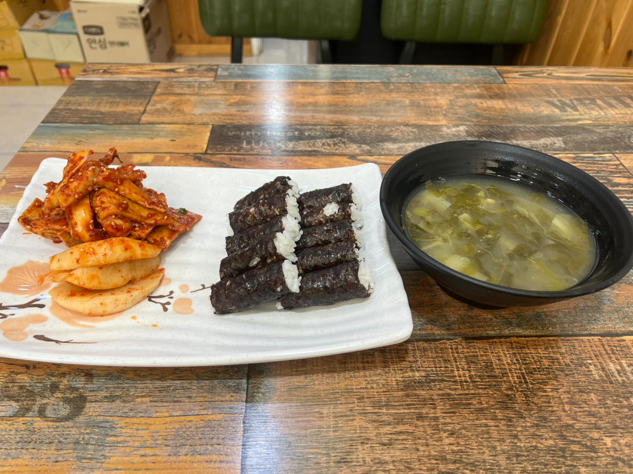 비오는 일요일 ~~
다들 맛점은 했나요 ㅎㅎ

오늘은 망미도서관 근처
충무김밥으로..

행복한하루 보내시길~~
