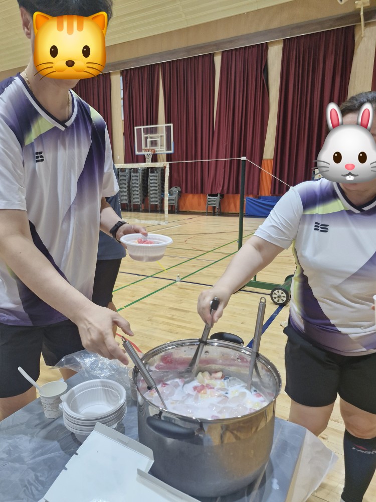 🏸헤어핀 월례회날~~
   이번달은 월례회 대회로 게임매치를 하여 
   각 조 우승자 시상식및 푸짐한 경품추첨하는등 
   클럽 작은대회를 열었습니다..
   무더위를 날려버릴 🍉과일화채도 준비하여 아주 
   맛있게 먹었네요^^~
   🫡 함께 민턴생활하실분 회원모집합니다..
      언제나 환영합니다..가입문의 남겨주세요
  
장소: 가양초등학교
👍 요일 :  월, 수 ,목, 금  저녁 5~9시까지
👍 레슨: 월,수,금(초보자 가능)

🌱 회장: ***-***-******
      경기이사: ***-***-******

⛳️맛있는 과일화채^^~ 
 너무 맛있다는 헤어핀클럽의 비밀레시피 ㅎ
⛳️푸짐한 상품들
  ⛳️각조 우숭자 시상식
   ⛳️경품당첨 회원님
 🎂  이달의 생일회원님