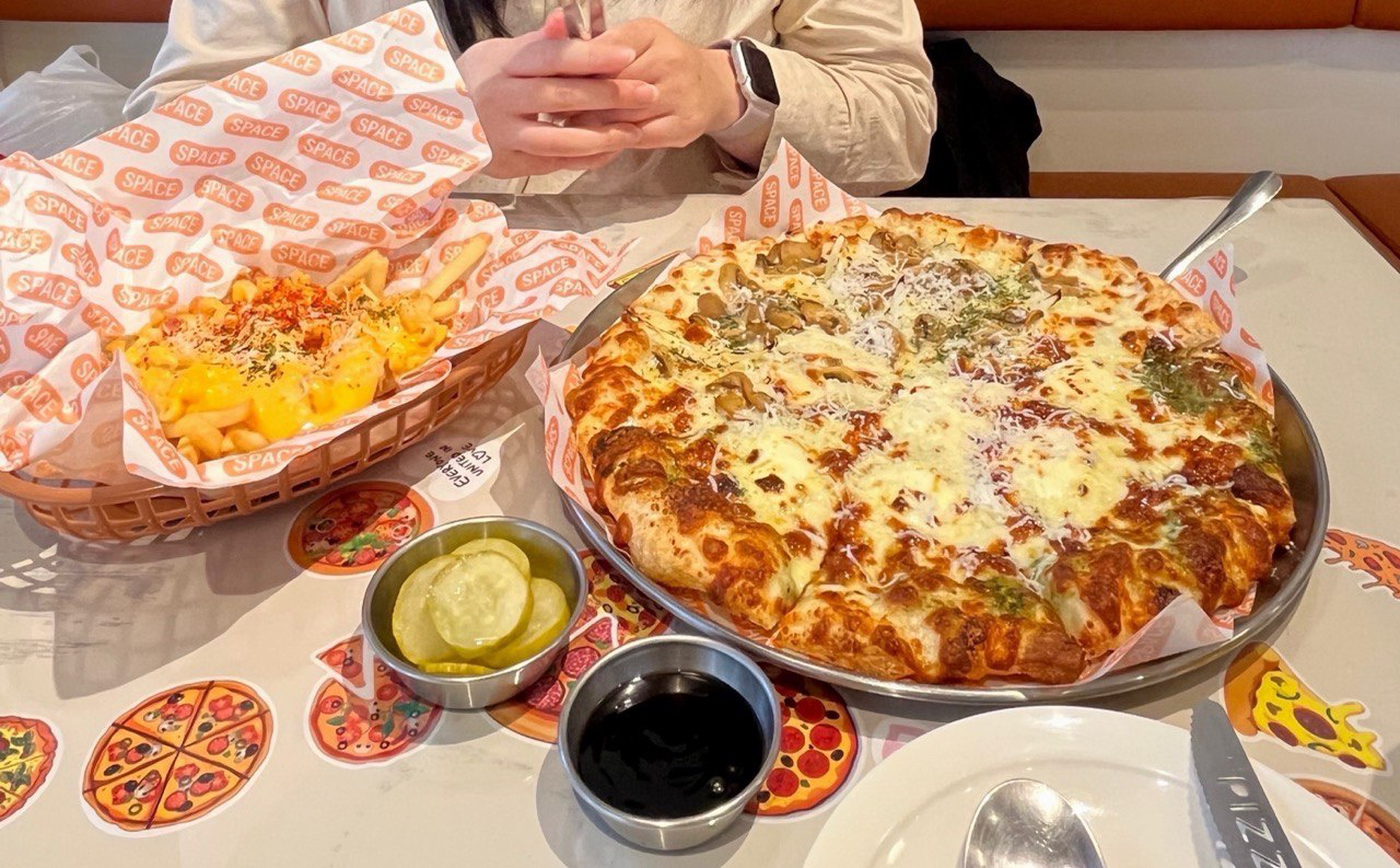 🍕피자 한 입, 고민 한 방에 날려!
그날은 피자보다 웃음이 더 배부른 날이었어요 🍕😂
한 손엔 피자 한 조각, 한 손엔 시원한 음료 들고
부정적인 생각? 전부 피자 박스에 넣어 버리고 그냥 ‘삭제’! 🗑

“나 요즘 이런 일이 있었는데…”로 시작해서
“아니 그게 진짜 말이 되냐고!”로 끝나는 폭소 연속 토크쇼 🔥
누군가는 연애썰 풀고, 누군가는 회사 얘기로 빵 터지고,
결국 다 같이 배 잡고 웃다가 시간 순삭.

다음엔 뭐 먹을까요? 치킨? 파스타?
아무거나 좋아요, 어차피 우리의 메인은 ‘수다’니까요 💬✨