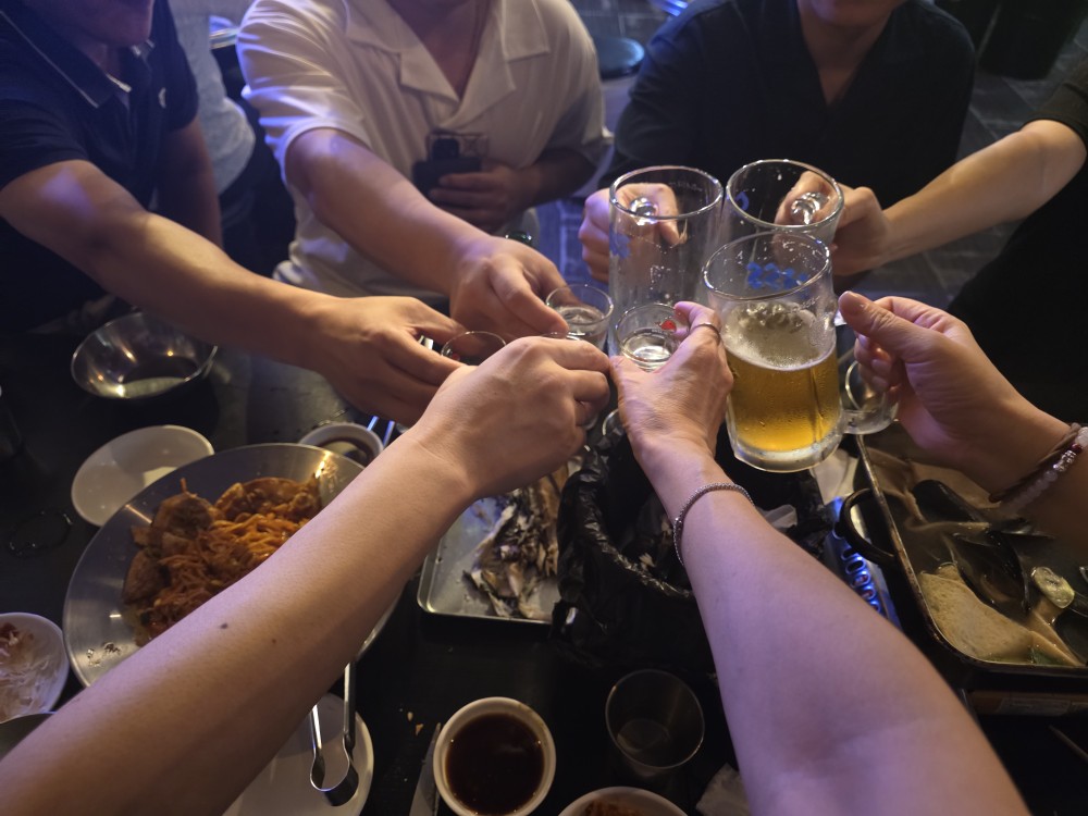 즐거웠어요
아는분들 초면인분들 전부 반가웠어요

이쁘고 늘씬한 제이드 항상 언니랑 함께해줘서 너무 고마워

동갑친구 유리야 너무 반갑고 잘 맞을거 같아서 유독 더 반가웠어 이쁘고 솔직하고 여성스런모습 매력적이야

갤리  볼때마다 시니컬한 유머에 익숙해져서 웃기다는ㅋㅋ

최실땅님 에너지 활기차고  보기좋았어요
이방 와서 동창 만났으니 이방이 운명이네요ㅋ
동창 아바님(아버님)을 위해 어머님으로 바꾸겠다는 희생정신 ㅋㅋ

아바님도 에너지도 활기차고 말씀도 잘하시고
역시나 동창 만났으니 신기해서 웃기네요ㅋㅋ

상상님 유일한 이방서 저희들의 오빠이신..
유일해서 감사드려요ㅋ
차분하시고 젠틀하시고 역시나 어른스릅습니다

일때문에 못 오신 루비별님 너무 아쉬워요
못온다고 미리 문자남겨줘서 고마워요
다음에 우리 꼭 뵈요~^^

다들 와주셔서 감사합니다
제이드,유리,갤리,최실땅,아바,상상님 부자되세요~~ㅋ