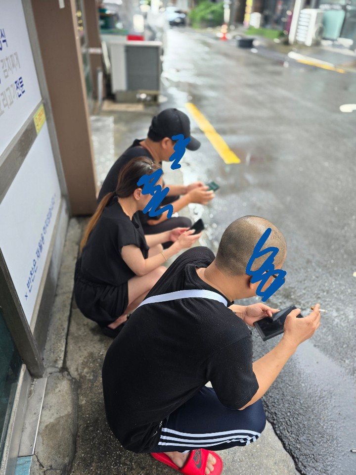 퇴마 기념 쓰레빠 모임!

11시부터 모여 낮술에 밥술까지, 
밤이 되도록 함께 해준 우리 쓰레빠 여러분, 사랑합니다~~♡

쉴 틈 없이 뱃속에 저장 또 저장!
배가 터질 때까지 먹고, 수다 떨고, 웃고 또 웃고 ㅎㅎ

모여서 즐겁고, 헤어지기 아쉬워서 발이 안 떨어지는 그런 하루,
그 자리에 우리가 함께해서 진짜 행복했습니다~

좋은 날, 좋은 우리! 또 만나서 더 웃고 더 먹고 더 즐겨요~~