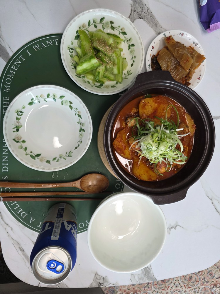 오이탕탕이와 닭볶음탕!!
오이두두려 패는맛
