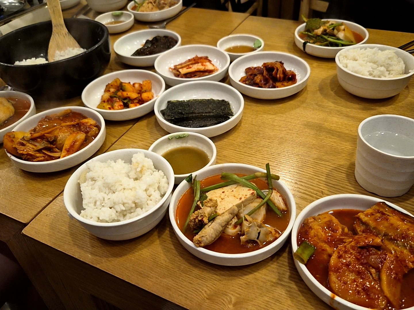 동교동 섬소년자연주의
생대구탕, 고등어조림, 감자밥까지~
폭우속에 완벽한 한상 Good! 👍
