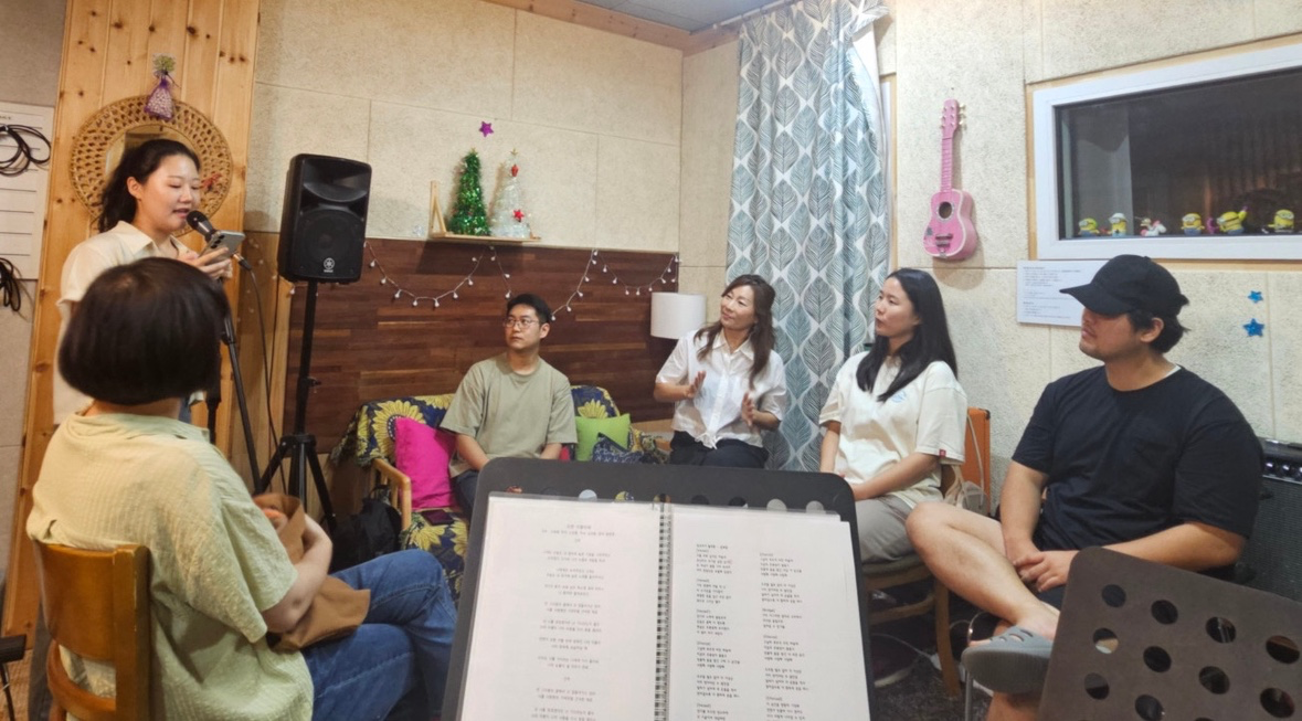 📢 전국으로 뻗어나가는 모두의 보스!
🎼분당&용인 스타터 4기 3회차 소식🎤

너무나 뜨거운 올여름, 
정신을 차려보니 벌써 입추🍂를 맞이했네요~
이제는 열대야가 많이 수그러 들었다고 하지만, 
욱멘토님과 분당&용인 스타터 4기의 열정❤️‍🔥은 
수그러들지 않았습니다!

새로운 멤버와 독수리 육형제🐦‍🔥가 되어 
더욱 더 끈끈해진 스터디!

세번째 스터디의 주제는 바로 🎵리듬과 박자!
가장 기본이 되는 리듬과 박자를 향상시키기 위해 
자신의 박자와 mr의 박자를 잘 일치시키는 
노하우에 대해 다양한 이�야기를 나눴답니다~

이어서, 개개인의 노래를 들어보며 
더욱 더 디테일한 부분들을 ✔️체크하는 시간까지!
서로의 노래를 듣고 멘토님의 코멘트를 공유하며, 
노래에 대한 전반적인 디테일들을 
다함께 챙길 수 있는 시간이었어요~
덕분에 모두들 집중력이 UP! 😎

노래에 대한 사랑과 열정으로 가득찬 
분당&용인 스타터 4기!
3회차도 웃음이 끊이지 않는 
즐거운 스터디였지요~ 😆👍🏼

모두들 다음 회차 때 건강한 모습으로 만나요~ 🙌🏼