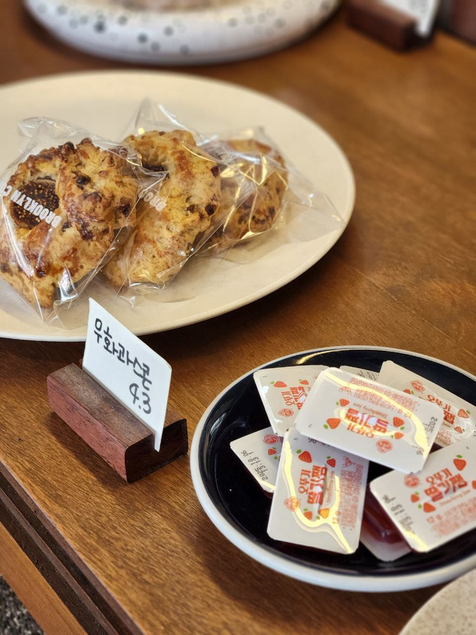 오늘의 카페는 #브루클린커피 #대방역 점 !
#스콘 과 #샌드위치 맛집이에요! ㅎㅎ