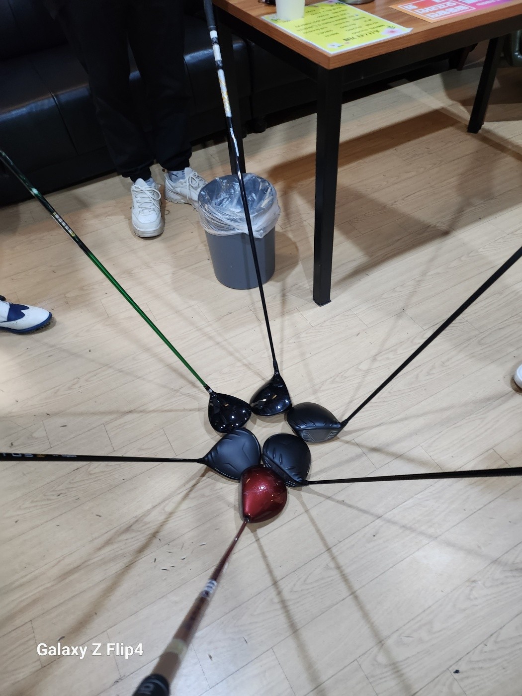 📢 [모두 모여라~!] 
새로 오신 우리 신입 회원님들~ 
적극적 활동 해 보자고요~ 
⛳골프어때!?에서 ‘구경만 하기엔 
너무 아까운 시간이 휙~지나가잖아요 
✨ 첫 글, 첫 댓글, 첫 만남… 
한 번이 어렵지, 시작하면 중독 주의보!
 
또��한~ 오래 함께하신 고참님들! 
좀 나서주셔야죠? 
댓글 한 줄, 웃음 한 컷, 
그리고 가끔은 전설의 벙개 소환까지~
 ⛳ 골프어때!?가 빛났던 건 다 
우리의 고참님들~
원년 멤버들 때문 아니던가요~!!!